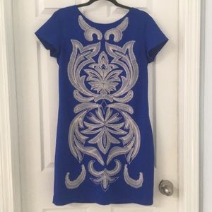 👗#26 Fitted blue dress with cream design.